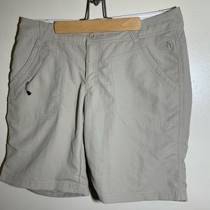 North face Women’s khaki Horizon hiking shorts
